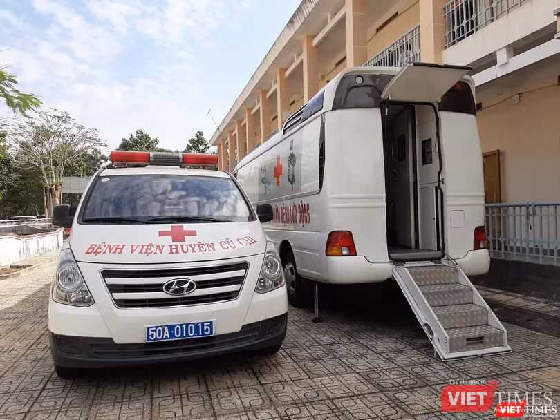 Các loại xe cấp cứu tại BV Dã chiến. Ảnh: N.T