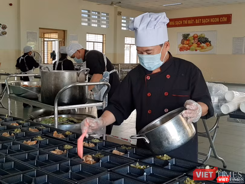 Đầu bếp chuẩn bị các phần cơm để phát cho người nghi nhiễm, nhân viên chuyên môn y tế, nhân viên hỗ trợ làm công tác hậu cần và hành chính. Ảnh: Nguyễn Trăm