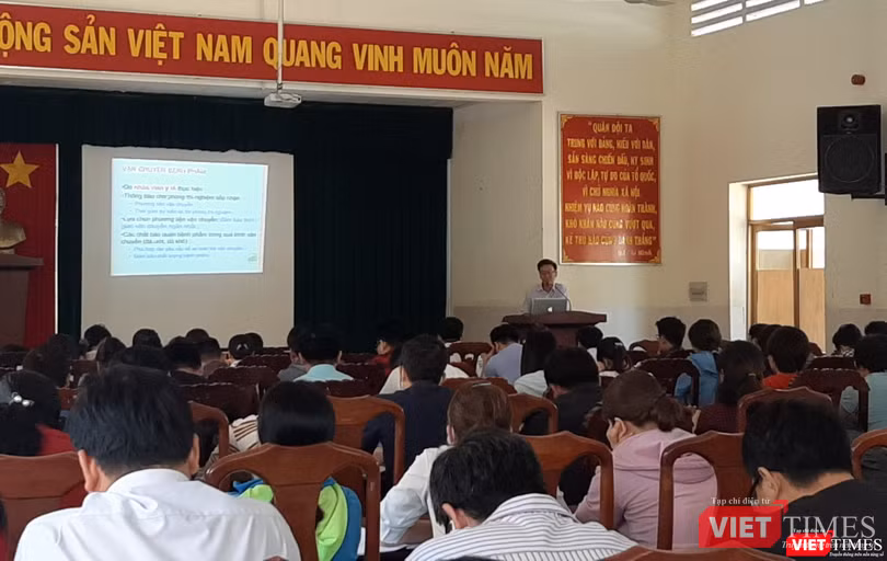 Hơn 100 y, bác sĩ các BV trên địa bàn thành phố được tham gia tập huấn, thực hành kiểm soát nhiễm khuẩn. Ảnh: Nguyễn Trăm