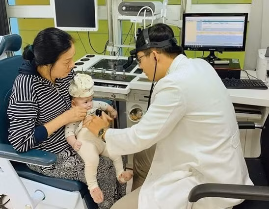 Bác sĩ khoa Tai Mũi Họng BV Nhi đồng Thành phố (HCM) thăm khám cho bệnh nhi. Ảnh: L.T Bác sĩ khoa Tai Mũi Họng BV Nhi đồng Thành phố (HCM) thăm khám cho bệnh nhi. Ảnh: L.T