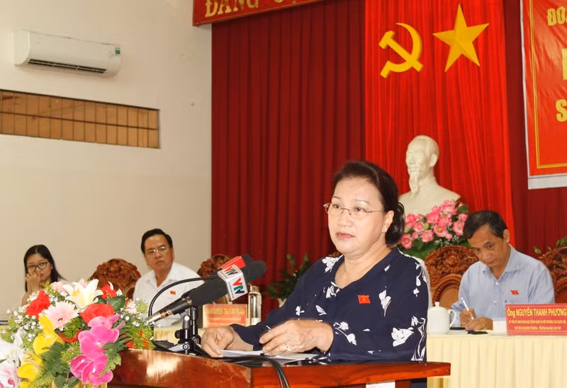 Chủ tịch Quốc hội Nguyễn Thị Kim Ngân trả lời cử tri tại buổi tiếp xúc tại quận Cái Răng (Cần Thơ) ngày 23/6. Ảnh: PLO