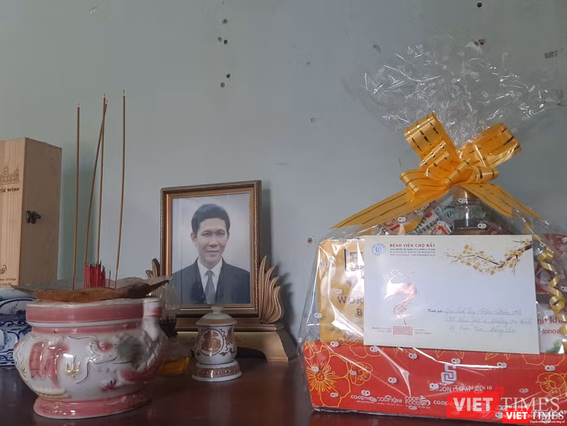 BV Chợ Rẫy TP.HCM đến thăm, gởi tặng gia đình bà Y. món quà tri ân. Ảnh: Nguyễn Trăm BV Chợ Rẫy TP.HCM đến thăm, gởi tặng gia đình bà Y. món quà tri ân. Ảnh: Nguyễn Trăm