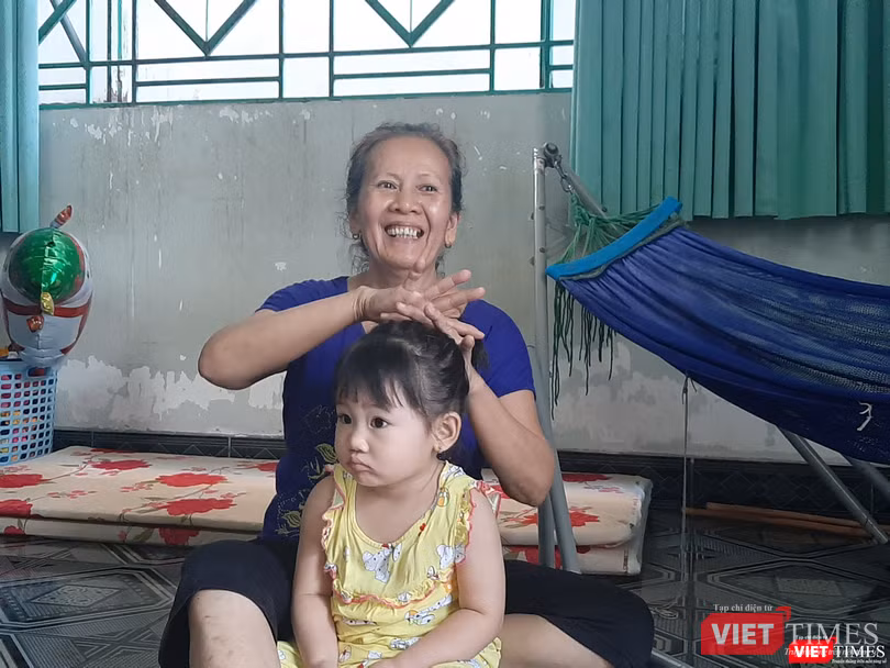 Khi được hỏi bà có muốn biết ai là người được chồng cứu không, bà Y. cười nói: "Biết làm chi hả con, mắc công người ta trả ơn, chỉ cần biết anh cứu được nhiều người là mừng lắm rồi". Ảnh: Nguyễn Trăm Khi được hỏi bà có muốn biết ai là người được chồng cứu không, bà Y. cười nói: "Biết làm chi hả con, mắc công người ta trả ơn, chỉ cần biết anh cứu được nhiều người là mừng lắm rồi". Ảnh: Nguyễn Trăm