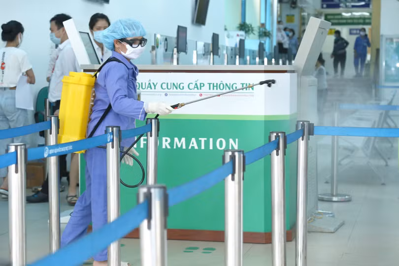 Khử khuẩn tại BV Hữu nghị Việt Đức (ảnh: Nguyễn Hương)