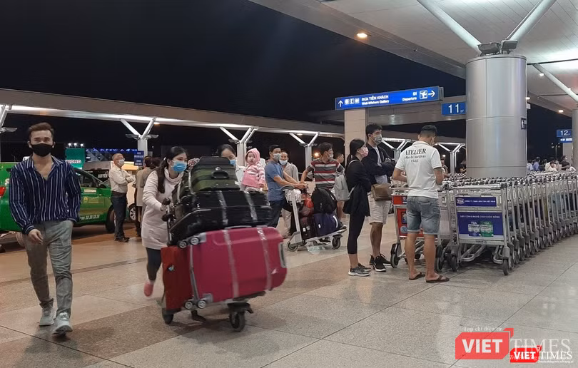 Hành khách tại sân bay quốc tế Tân Sơn Nhất. Ảnh: Nguyễn Trăm