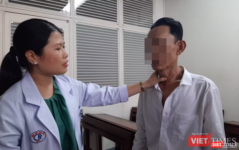 Bác sĩ kiểm tra vết mổ cho bệnh nhân. Ảnh: Nguyễn Trăm