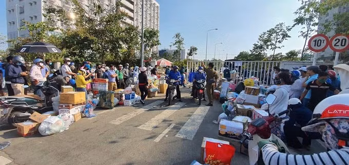 Người nhà tiếp tế cho người cách ly ở ký túc xá Đại học Quốc gia TP.HCM. Ảnh: Internet Người nhà tiếp tế cho người cách ly ở ký túc xá Đại học Quốc gia TP.HCM. Ảnh: Internet