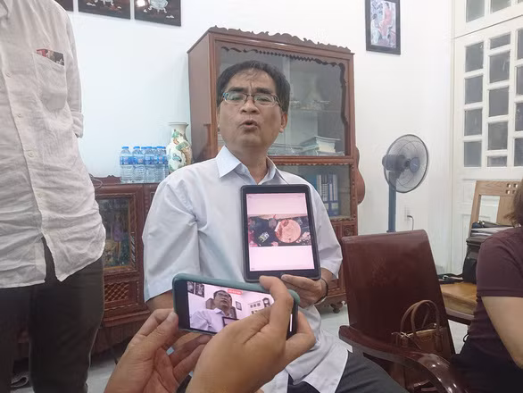 Luật sư Trần Hồng Phong cung cấp thông tin cho báo chí. Ảnh: Tuổi Trẻ Luật sư Trần Hồng Phong cung cấp thông tin cho báo chí. Ảnh: Tuổi Trẻ