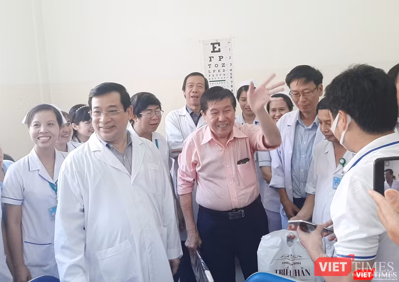 Ông H. vui mừng cảm ơn BV Bệnh nhiệt đới TP.HCM và toàn thể báo giới. Ảnh: Nguyễn Trăm