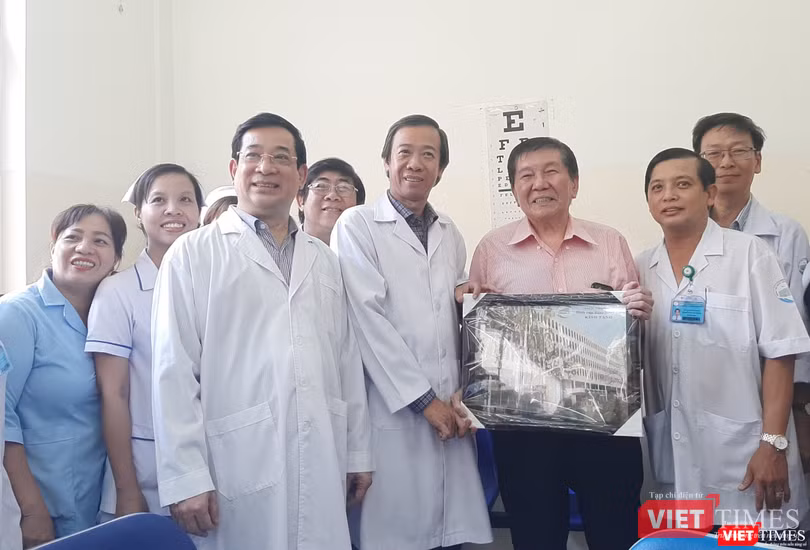 Trong ngày xuất viện, BV Bệnh Nhiệt đới TP.HCM tặng ông T.K.H bức ảnh làm kỷ nhiệm. Ảnh: Nguyễn Trăm
