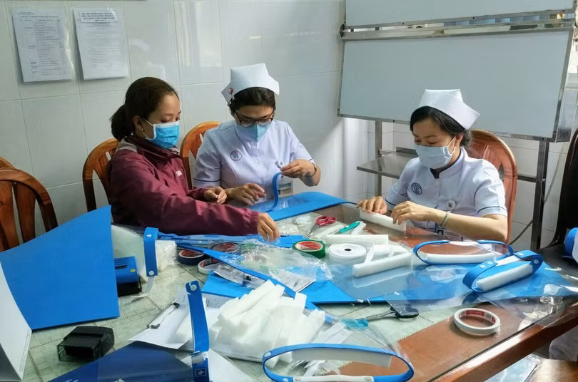 Nhân viên y tế BV Chợ Rẫy làm tấm chắn giọt bắn để bảo vệ sức khỏe trong khi thực hiện nhiệm vụ. Ảnh: BVCR Nhân viên y tế BV Chợ Rẫy làm tấm chắn giọt bắn để bảo vệ sức khỏe trong khi thực hiện nhiệm vụ. Ảnh: BVCR