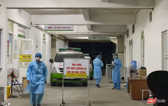Nhân viên y tế thực hiện công tác phòng dịch tại Bệnh viện Hoàn Mỹ Đà Nẵng. Ảnh: Xuân Mai
