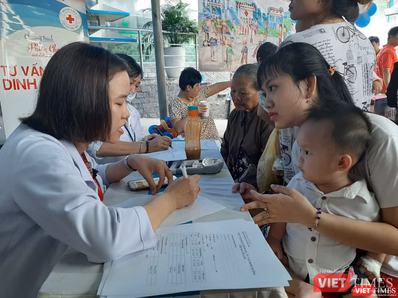 Bệnh nhân được tư vấn dinh dưỡng tại phiên chợ 0 đồng. Ảnh: Nguyễn Trăm