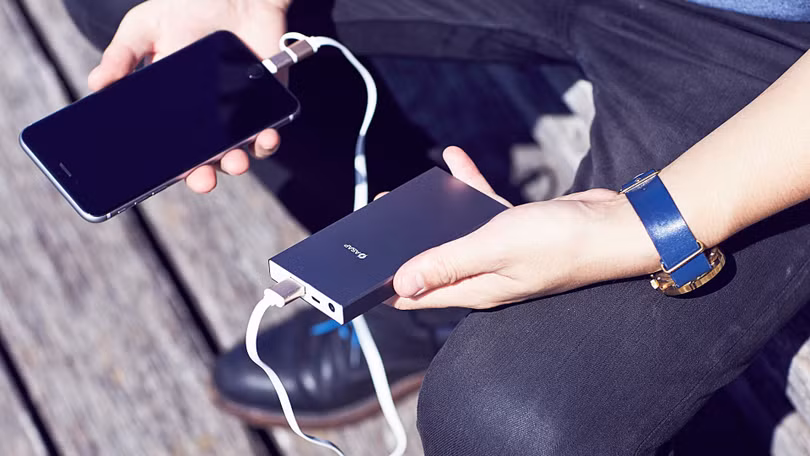 Để hạn chế cháy nổ hay rò rỉ điện gây nguy hiểm, bạn nên sử dụng pin và bộ sạc tương thích với dòng sản phẩm của mình. Ảnh: Internet Để hạn chế cháy nổ hay rò rỉ điện gây nguy hiểm, bạn nên sử dụng pin và bộ sạc tương thích với dòng sản phẩm của mình. Ảnh: Internet
