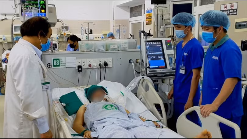 PGS.TS Nguyễn Văn Chi và các bác sĩ hội chẩn một ca bệnh nặng ngay tại giường. Ảnh: BVBM