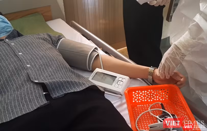 Bác sĩ đo chỉ số huyết áp cho bệnh nhân. Ảnh: Nguyễn Trăm