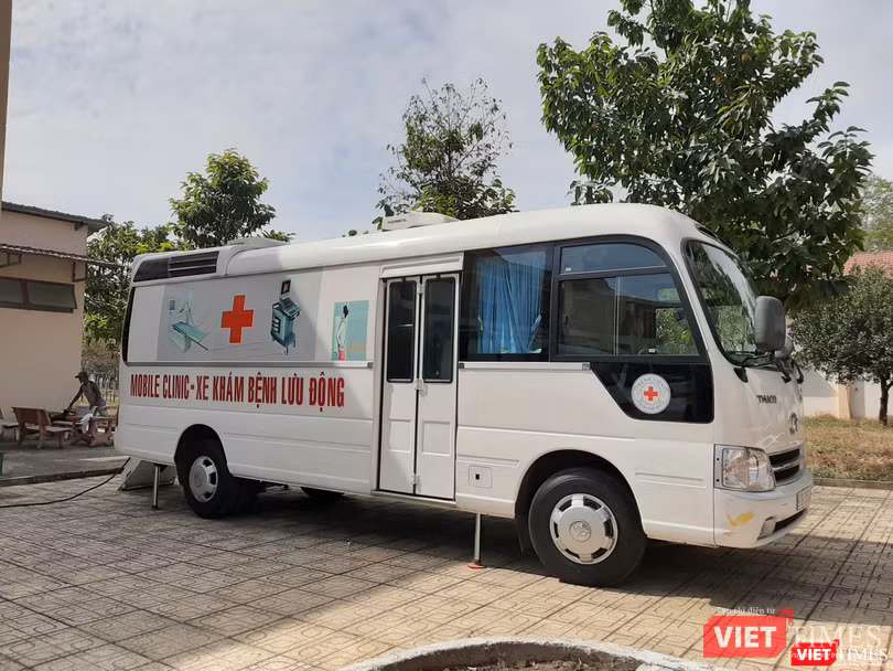 BV Dã chiến trang bị xe cấp cứu lưu động, sẵn sàng chụp X quang cho bệnh nhân ngay trên xe. Ảnh: Nguyễn Trăm