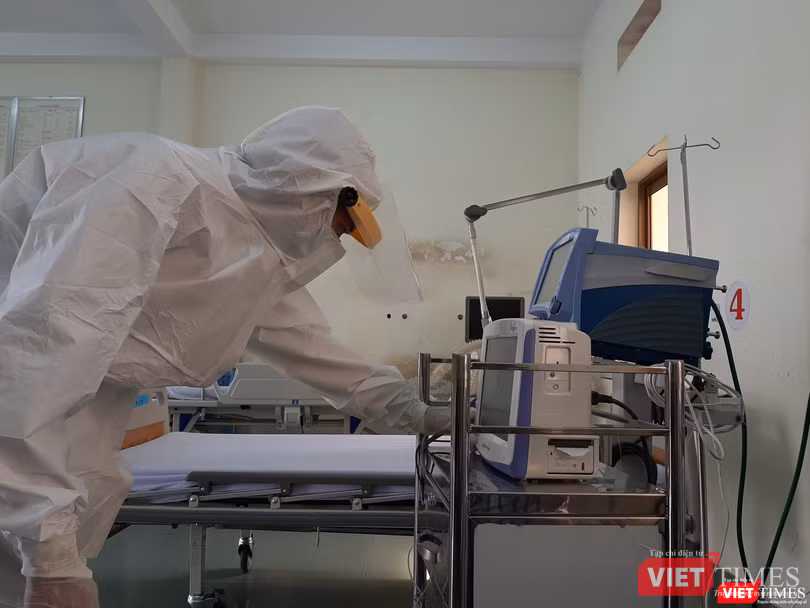 Bác sĩ kiểm tra các chỉ số trên máy Monitot. Ảnh: Nguyễn Trăm