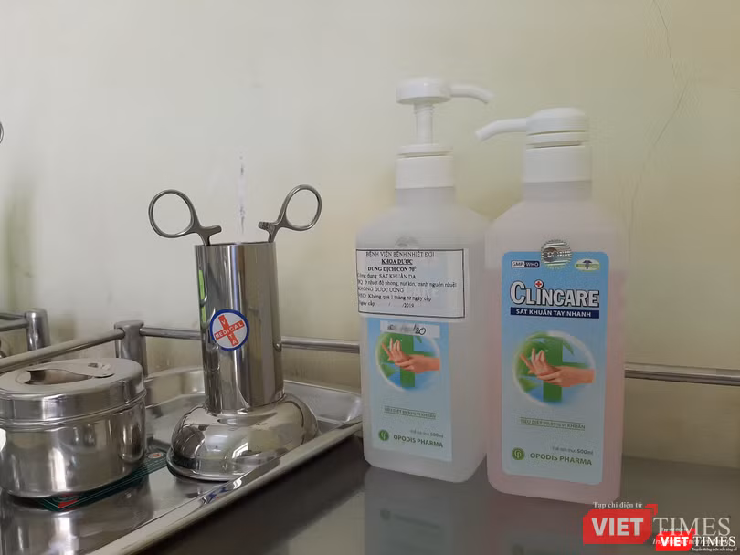 Dung dịch rửa tay sát khuẩn. Ảnh: Nguyễn Trăm