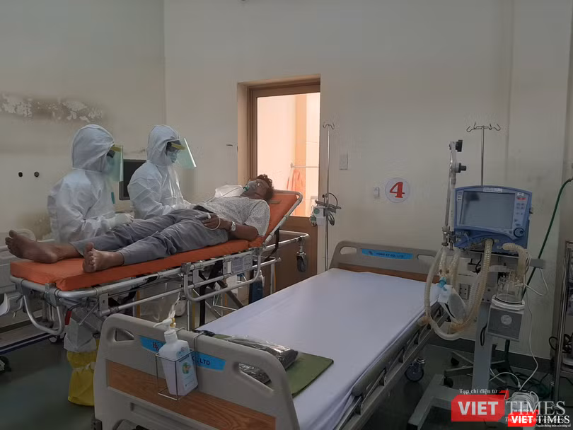 Sau khi thăm khám bước đầu, bệnh nhân sẽ được đưa xuống giường bệnh. Ảnh: Nguyễn Trăm