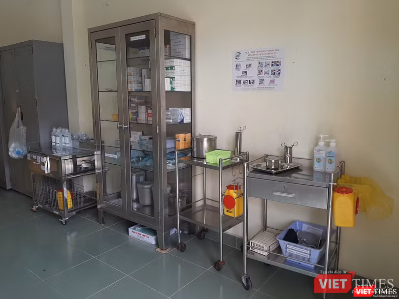 Các dung dịch sát khuẩn, khử trùng. Ảnh: Nguyễn Trăm