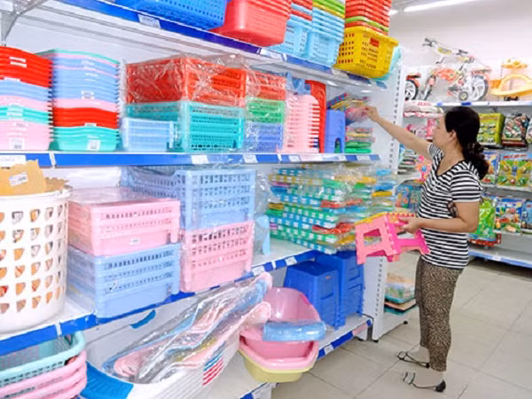 Đồ dùng bằng nhựa đã trở nên quen thuộc trong cuộc sống hiện đại. Ảnh: Internet Đồ dùng bằng nhựa đã trở nên quen thuộc trong cuộc sống hiện đại. Ảnh: Internet