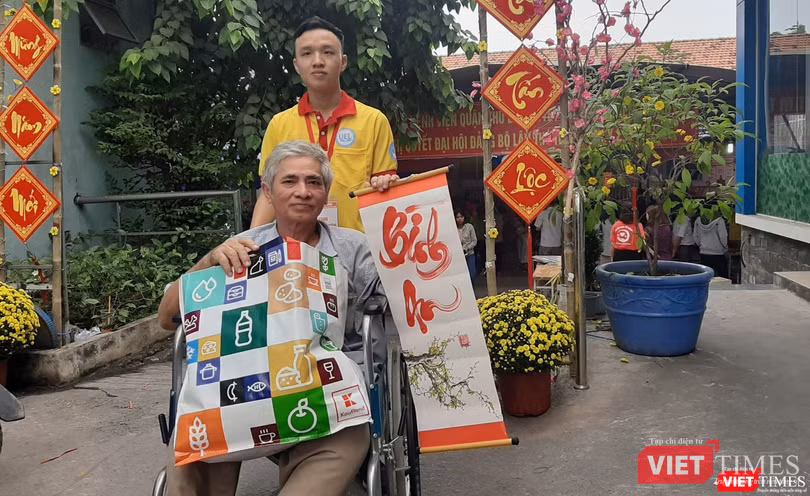 Bệnh nhân L. M. M. (65 tuổi, ở phường Bình Triệu, quận Thủ Đức) được tặng bức thư pháp với ý nghĩa cầu mong bình an đến ông và gia đình. Ảnh: Nguyễn Trăm