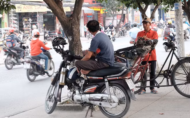 Người làm nghề chạy xe ôm trong mùa nắng nóng. Ảnh minh họa Người làm nghề chạy xe ôm trong mùa nắng nóng. Ảnh minh họa