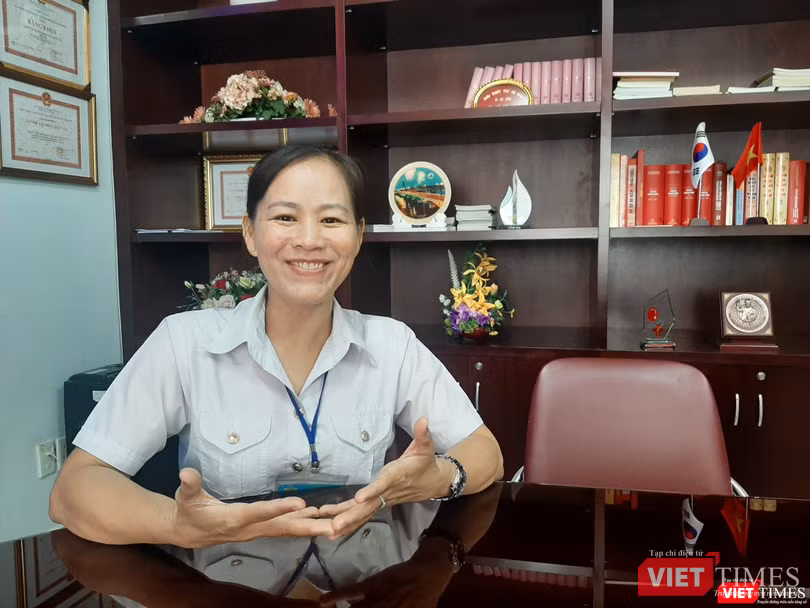 Chị Út niềm nở chia sẻ về công việc của mình tại sân bay Tân Sơn Nhất. Ảnh: N.T Chị Út niềm nở chia sẻ về công việc của mình tại sân bay Tân Sơn Nhất. Ảnh: N.T