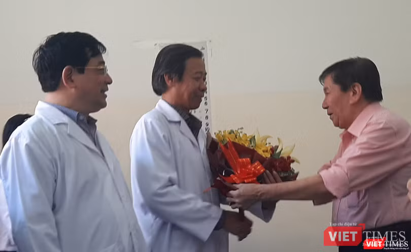 Bệnh nhân tặng hoa, cảm ơn bác sĩ Nguyễn Văn Vĩnh Châu - Giám đốc BV Bệnh nhiệt đới TP.HCM. Ảnh: Nguyễn Trăm