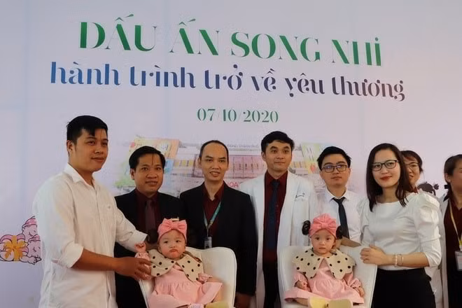 Song Nhi chụp hình kỷ niệm cùng các y bác sĩ BV Nhi đồng TP.HCM. Ảnh: Pháp luật & Bạn đọc Song Nhi chụp hình kỷ niệm cùng các y bác sĩ BV Nhi đồng TP.HCM. Ảnh: Pháp luật & Bạn đọc