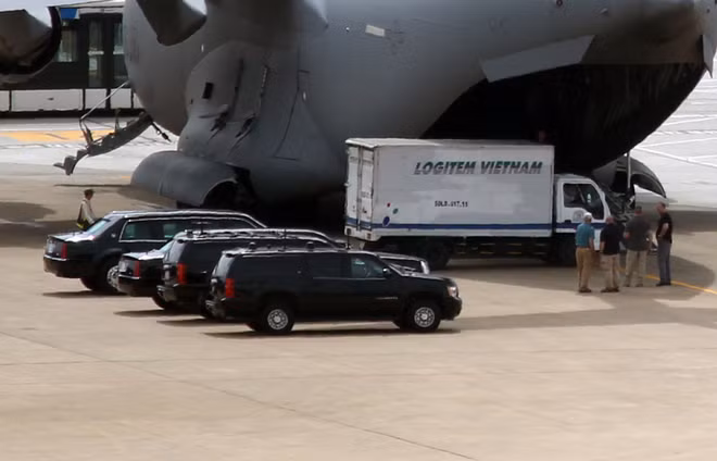 Limousine The Beast của Tổng thống Obama xuống phố Sài Gòn ảnh 3 Limousine The Beast của Tổng thống Obama xuống phố Sài Gòn ảnh 3