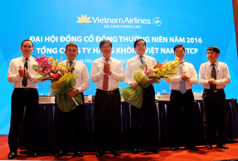 HĐQT cảm ơn Ông Phạm Viết Thanh sau khi Ông từ nhiệm Chủ tịch HĐQT và chúc mừng Ông Dương Trí Thành đã trúng cử vào HĐQT TCT HKVN nhiệm kỳ 2015-2020