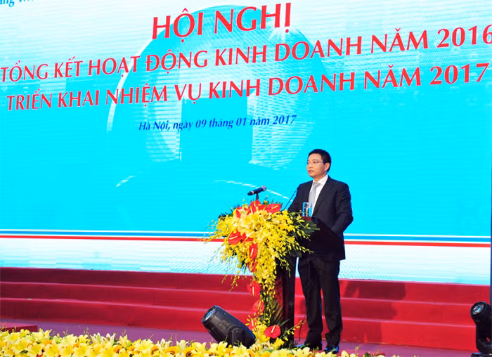 Ông Nguyễn Văn Thắng - Chủ tịch HĐQT VietinBank báo cáo kết quả kinh doanh của VietinBank 2016 Hội nghị (ảnh Tiến Lâm).