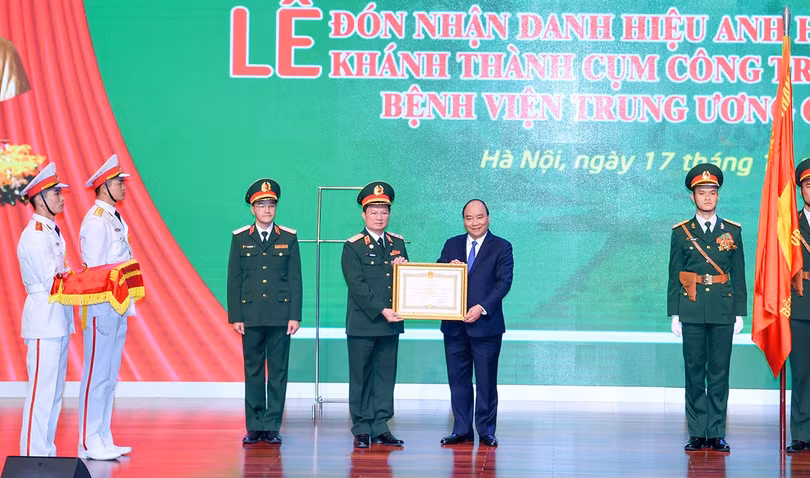 Thủ tướng trao danh hiệu Anh hùng lực lượng vũ trang nhân dân thời kỳ chống Pháp cho Phân hiệu 8, tiền thân của Bệnh viện Trung ương Quân đội 108. (Ảnh: VGP)