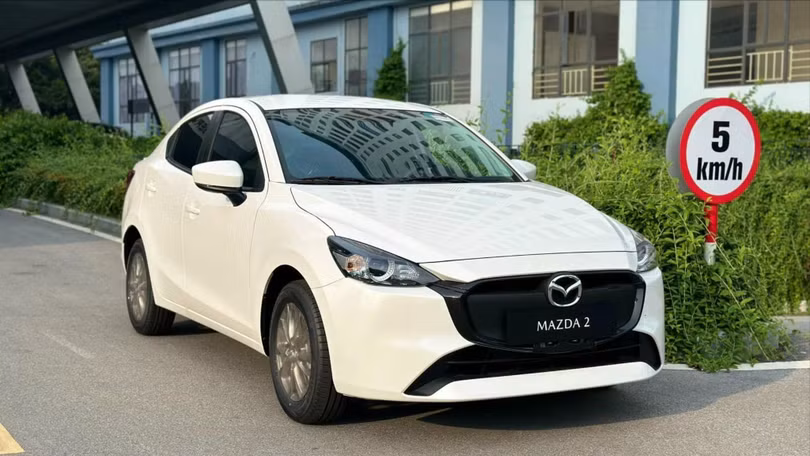 mazda 2 2024 trắng.jpeg