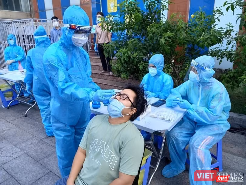 Tình nguyện viên đi từng ngõ hẻm, đến từng chung cư lấy mẫu cho người dân Tình nguyện viên đi từng ngõ hẻm, đến từng chung cư lấy mẫu cho người dân