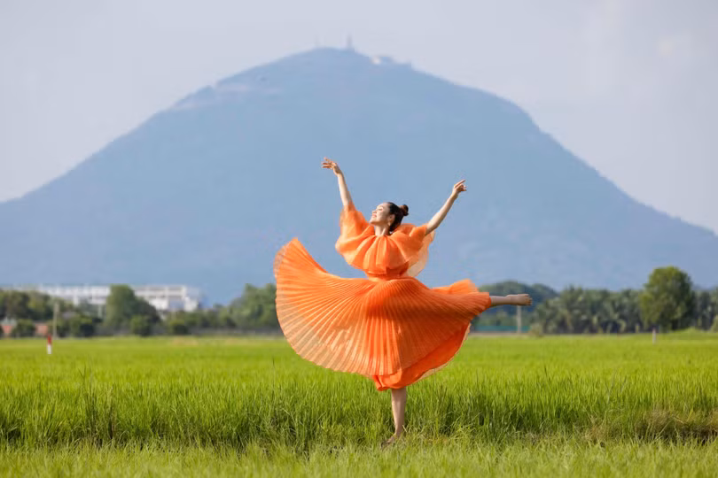 Xa xa là núi Bà Đen. Chụp tại cánh đồng phía trước Chùa Gò Kén Xa xa là núi Bà Đen. Chụp tại cánh đồng phía trước Chùa Gò Kén