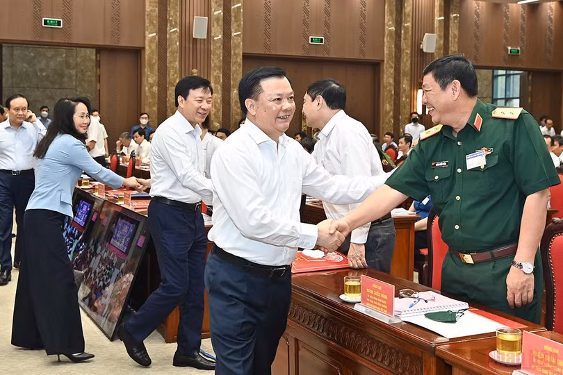 Bí thư Thành uỷ Đinh Tiến Dũng với các đại biểu tham dự Hội nghị. (Ảnh: Báo Nhân Dân) Bí thư Thành uỷ Đinh Tiến Dũng với các đại biểu tham dự Hội nghị. (Ảnh: Báo Nhân Dân)