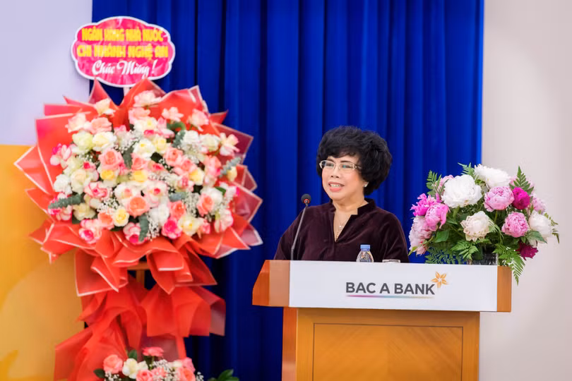 Anh hùng Lao động Thời kỳ đổi mới, Phó Chủ tịch HĐQT, Tổng Giám đốc Thái Hương phát biểu và trả lời cổ đông Anh hùng Lao động Thời kỳ đổi mới, Phó Chủ tịch HĐQT, Tổng Giám đốc Thái Hương phát biểu và trả lời cổ đông