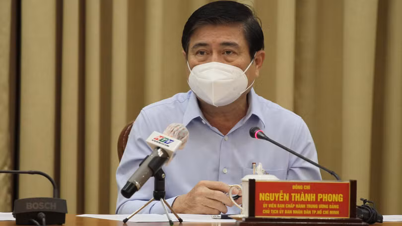 Chủ tịch UBND TP.HCM Nguyễn Thành Phong điều hành cuộc họp khẩn về phòng, chống dịch COVID-19 (Ảnh: TTBC) 