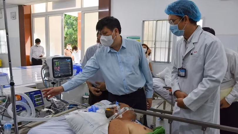 GS.TS Nguyễn Thanh Long - Bộ trưởng Bộ Y tế thăm bệnh nhân điều trị tại khu vực hồi sức thần kinh, Khoa đột quỵ, BVĐKTW Cần Thơ - Ảnh: BYT 