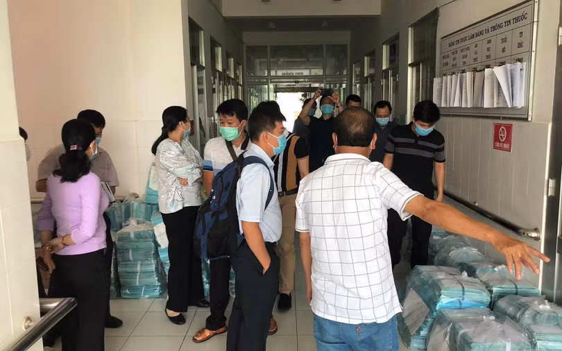 BSCK II Trần Thanh Linh và cán bộ BV Chợ Rẫy cùng các đồng nghiệp ở Hà Tiên giúp thiết lập BV dã chiến - Ảnh: BS Trần Thanh Linh cung cấp