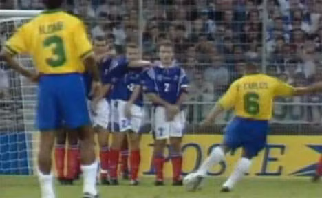 Video: Xem lại pha làm bàn “phản định luật” của Roberto Carlos