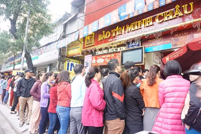 Người dân xếp hàng mua vàng tại một đại lý của Bảo Tín Minh Châu trong ngày thần tài.