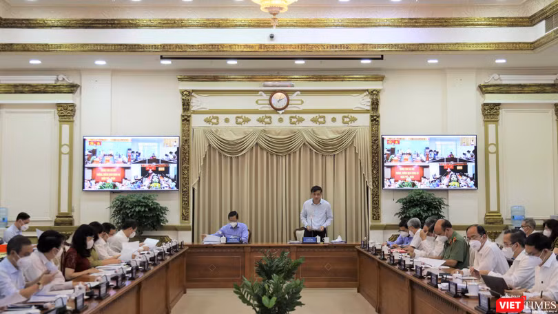 Toàn cảnh cuộc họp UBND TP.HCM họp trực tuyến với lãnh đạo Thành phố Thủ Đức và các quận, huyện chiều 19/10. Ảnh: Linh Nhi 
