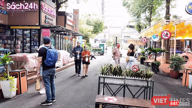 Thực hiện giãn cách giữa người đến Đường sách, người vào mua sách tại các gian hàng. Ảnh: Hoà Bình