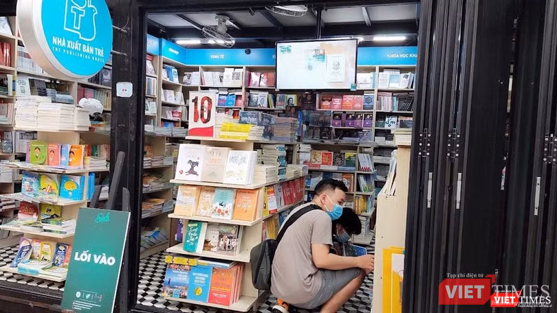 Bạn trẻ hào hứng đi chọn sách sau những ngày giãn cách
