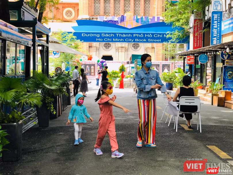 Các em bé hào hứng với việc Đường sách TP.HCM mở cửa trở lại