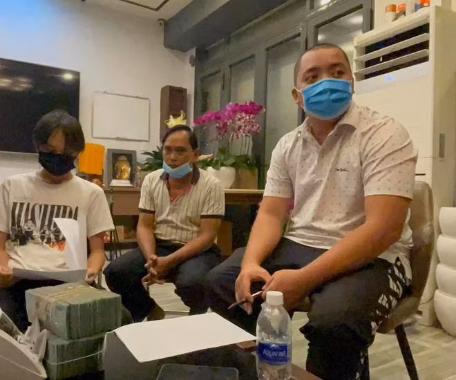 Hồ Văn Cường đã nhận tiền từ quản lý của cố ca sĩ Phi Nhung chiều 11/10 (Ảnh: FB Đỗ Quang Chí) Hồ Văn Cường đã nhận tiền từ quản lý của cố ca sĩ Phi Nhung chiều 11/10 (Ảnh: FB Đỗ Quang Chí)
